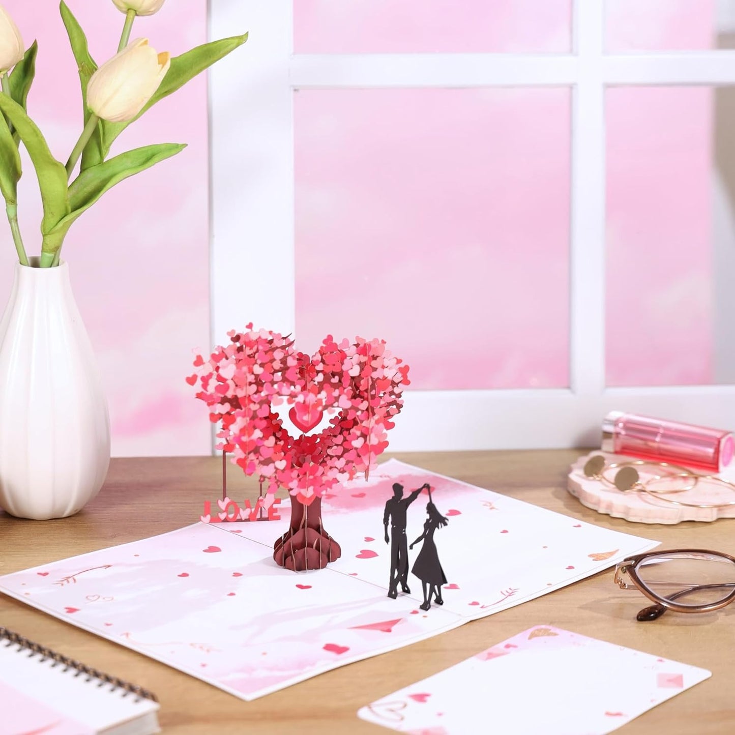 La tarjeta del Amor Inolvidable Regalo, Arbol de corazones que emerge al abrirla — ella no lo espera